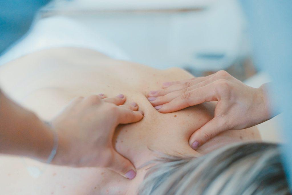 Photo d'une personne se faisant masser le dos