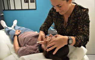 Photo d'une cliente se faisant épiler les sourcils